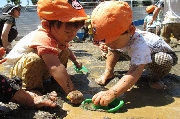 「どろんこ遊び」は、子どもたちが大好きな活動！！社会福祉法人なつめの会は保土ケ谷区に４か園を運営しています